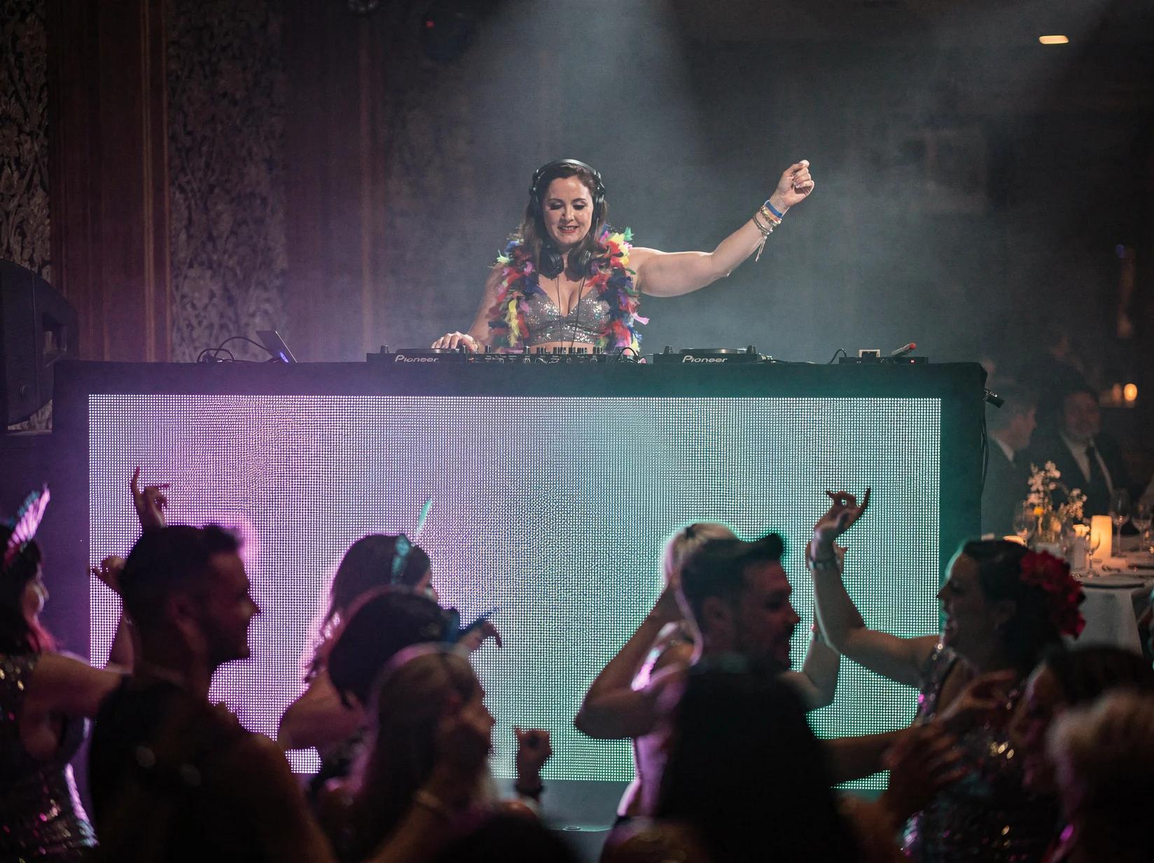 Meezingend publiek tijdens een carnavalsfeest met Nederlandstalige hits