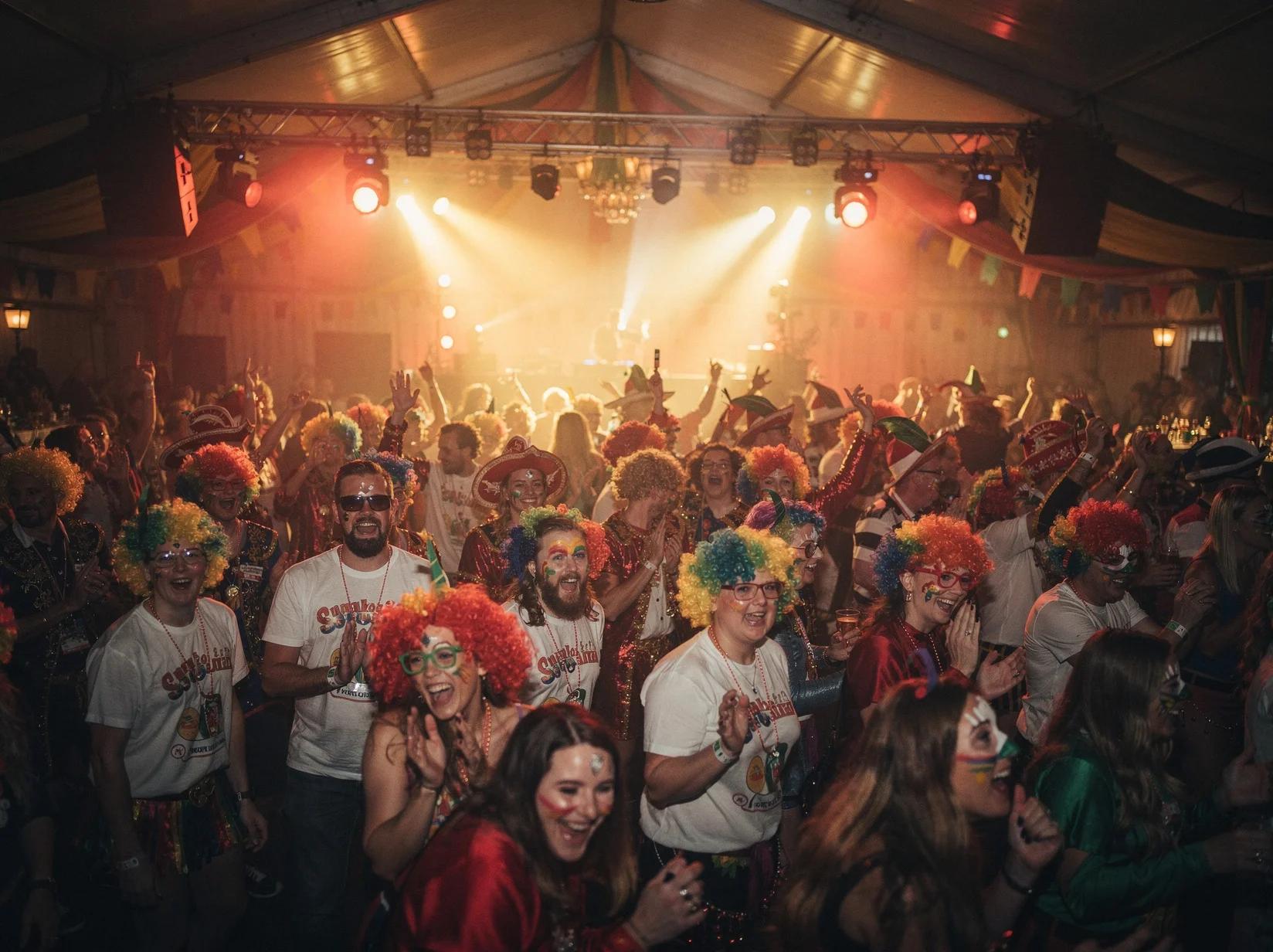 Uitbundige carnavals-DJ feesttent vol dansende mensen in kleurrijke carnavalskostuums in Brabant