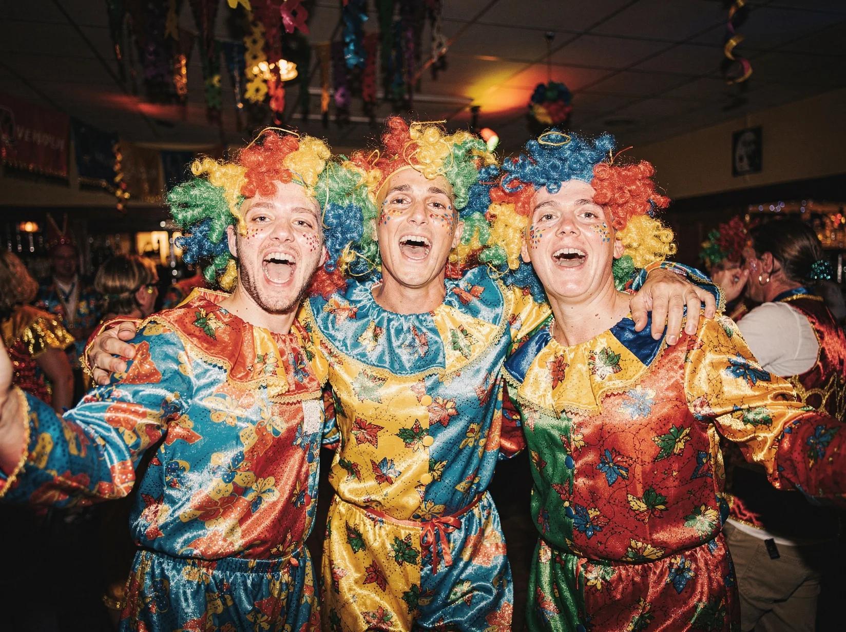 Verklede carnavalsvierders brullen mee in een volle feesttent terwijl de carnavals-DJ draait