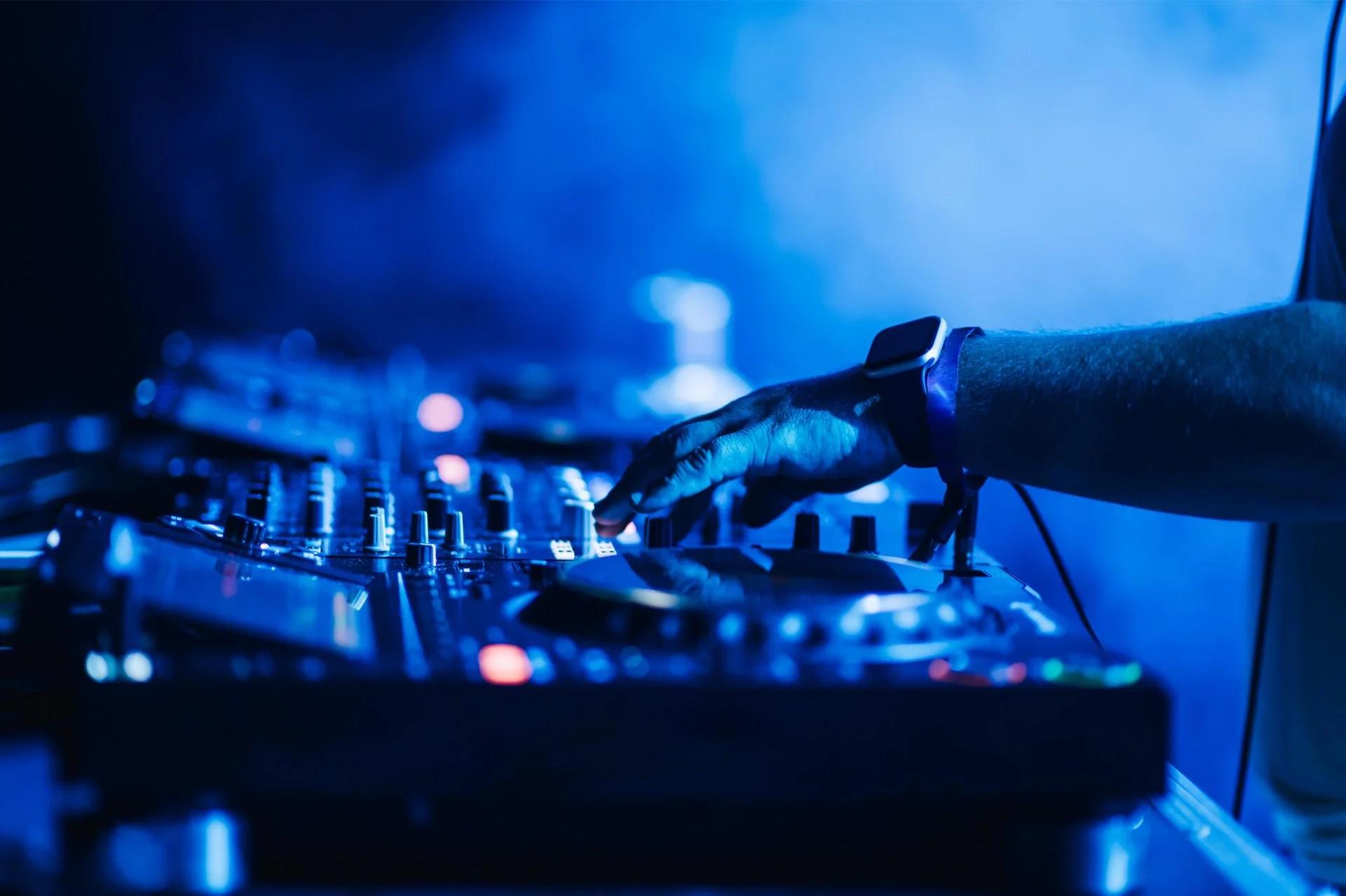 7 vragen die je altijd moet stellen voordat je een DJ boekt