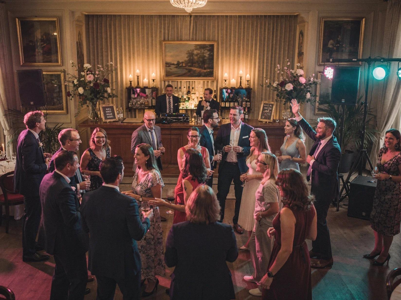 Gasten dansen op een feest terwijl ze een DJ huren in Apeldoorn op een landgoed in de Veluwe