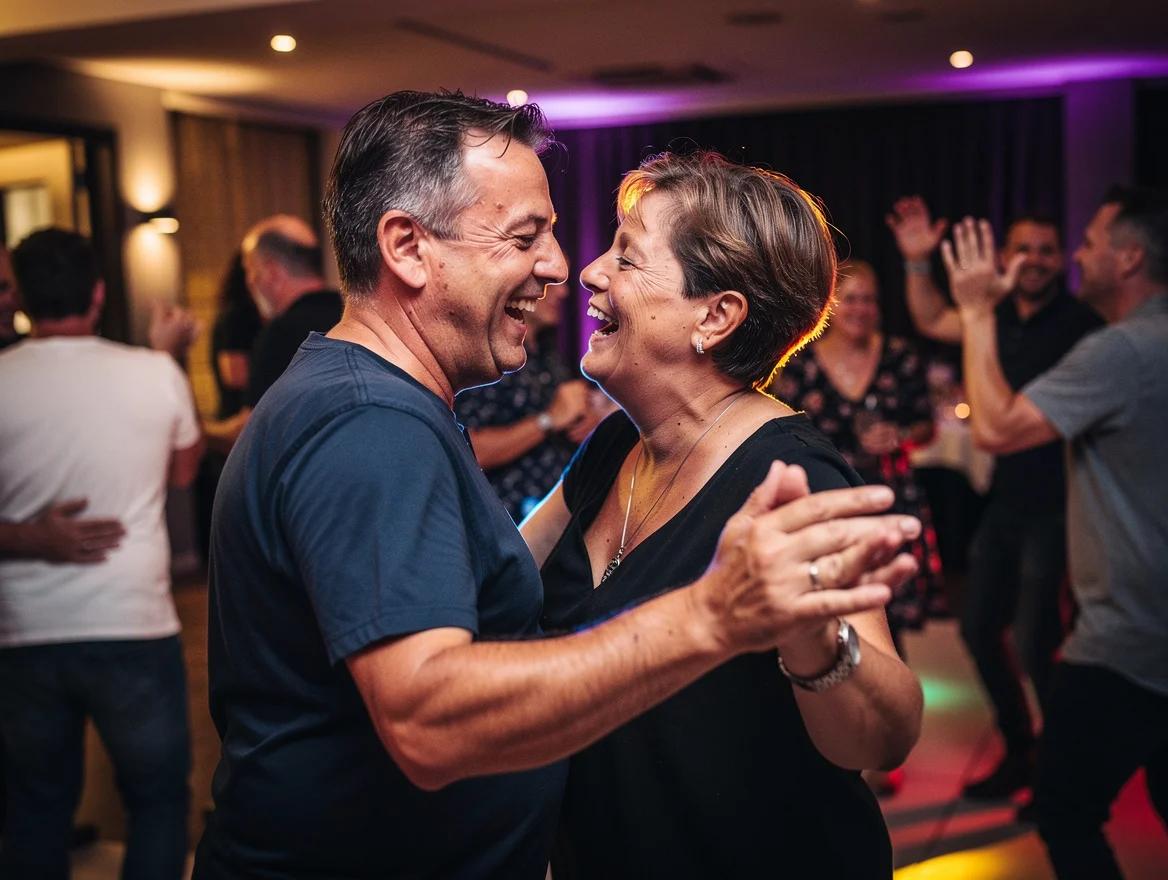 Gasten dansen uitgelaten op een feest met een DJ in Breda.