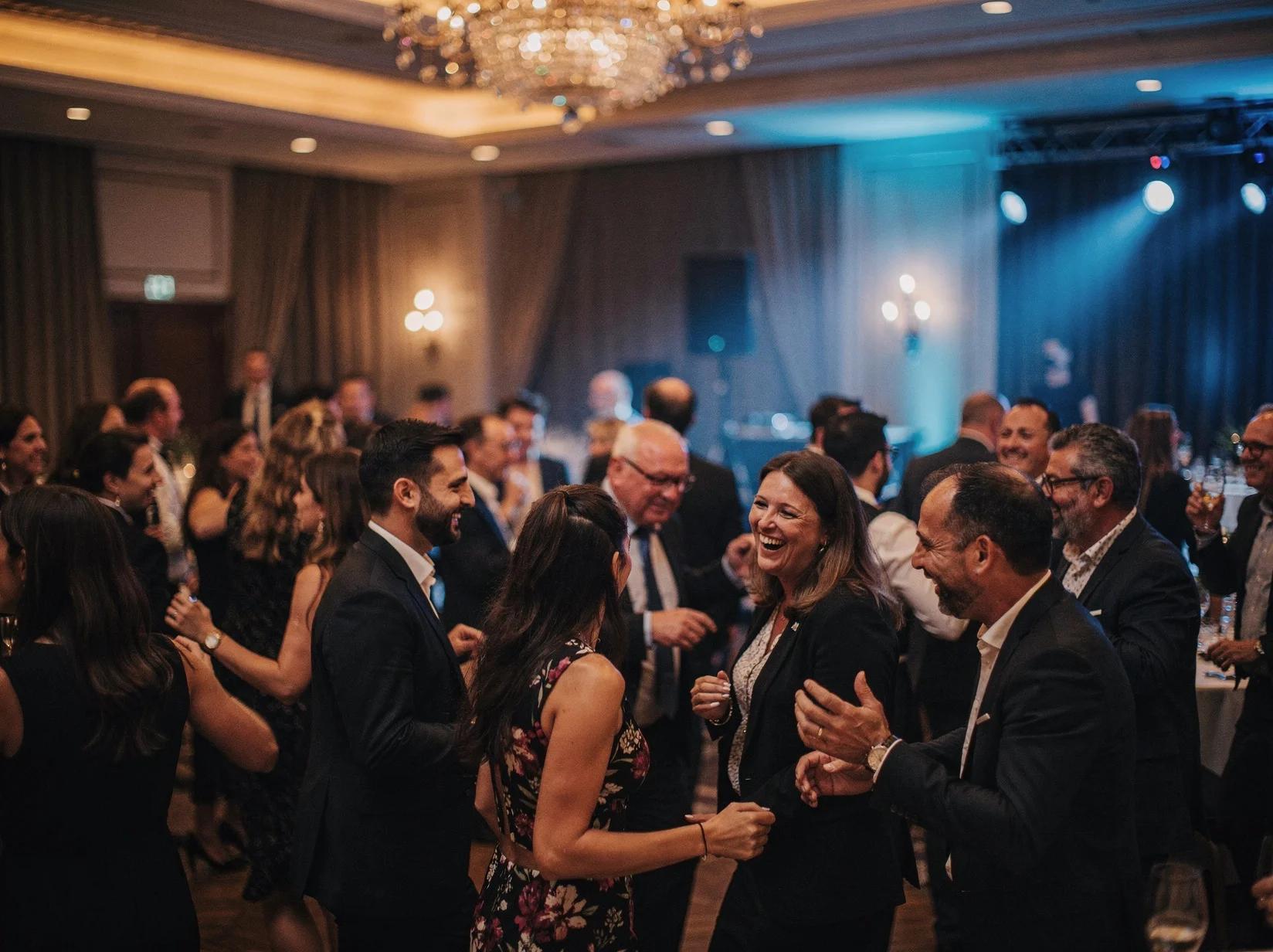 Internationaal gezelschap danst op een bedrijfsfeest waar je een DJ kunt huren in Brussel