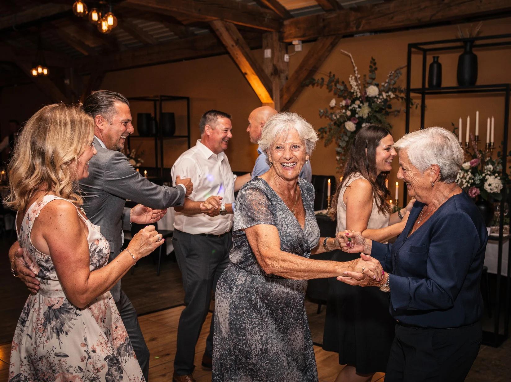 Dansende gasten van alle leeftijden op een familiefeest met een DJ gehuurd in Enschede