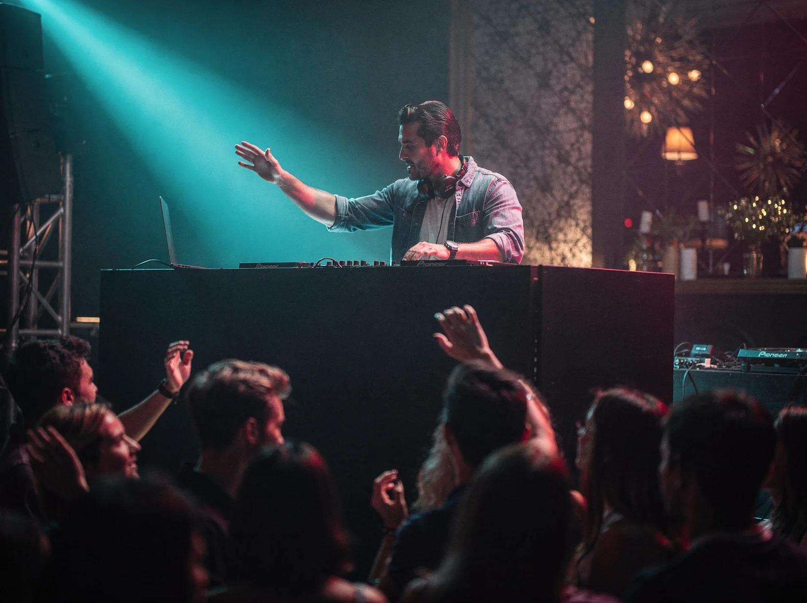 DJ uit Twente achter de booth tijdens een feest waar je een DJ kunt huren in Enschede