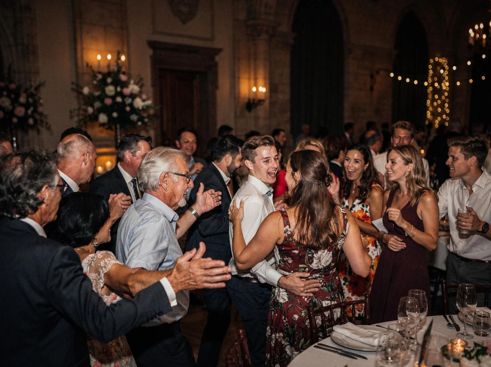 Dansende bruiloftsgasten in een kasteeldomein waar je een DJ kunt huren in Gent