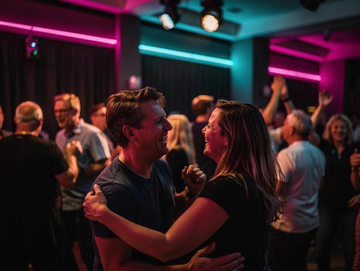 Gasten dansen uitgelaten op een feest met een DJ in Groningen.