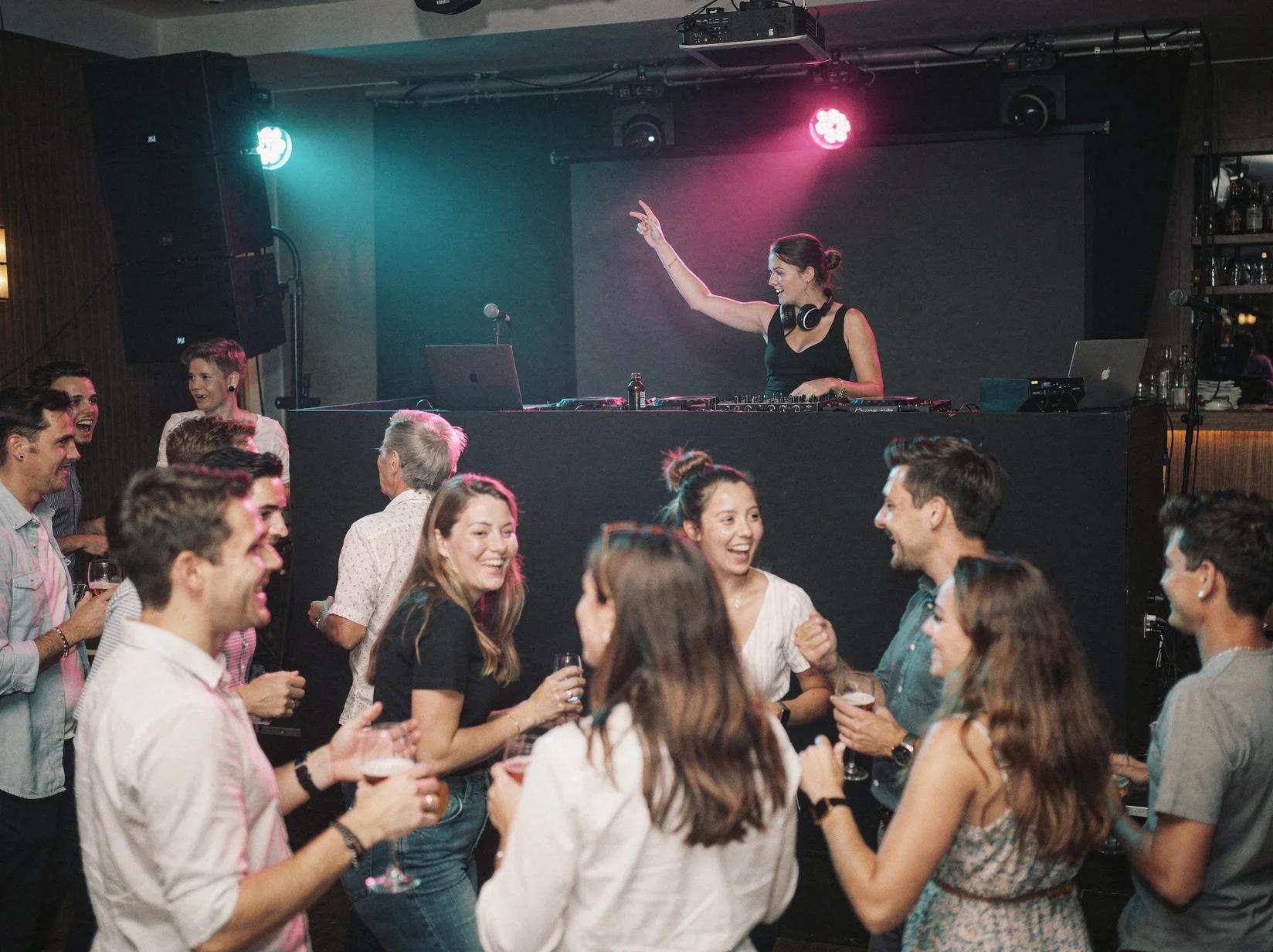 Een DJ in Arnhem zet een volle, dansende feestvloer neer.