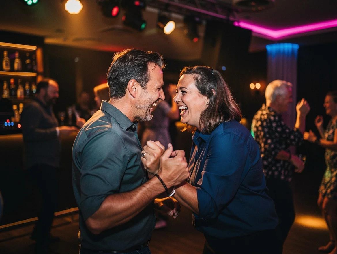 Gasten dansen uitgelaten op een feest met een DJ in Leiden.