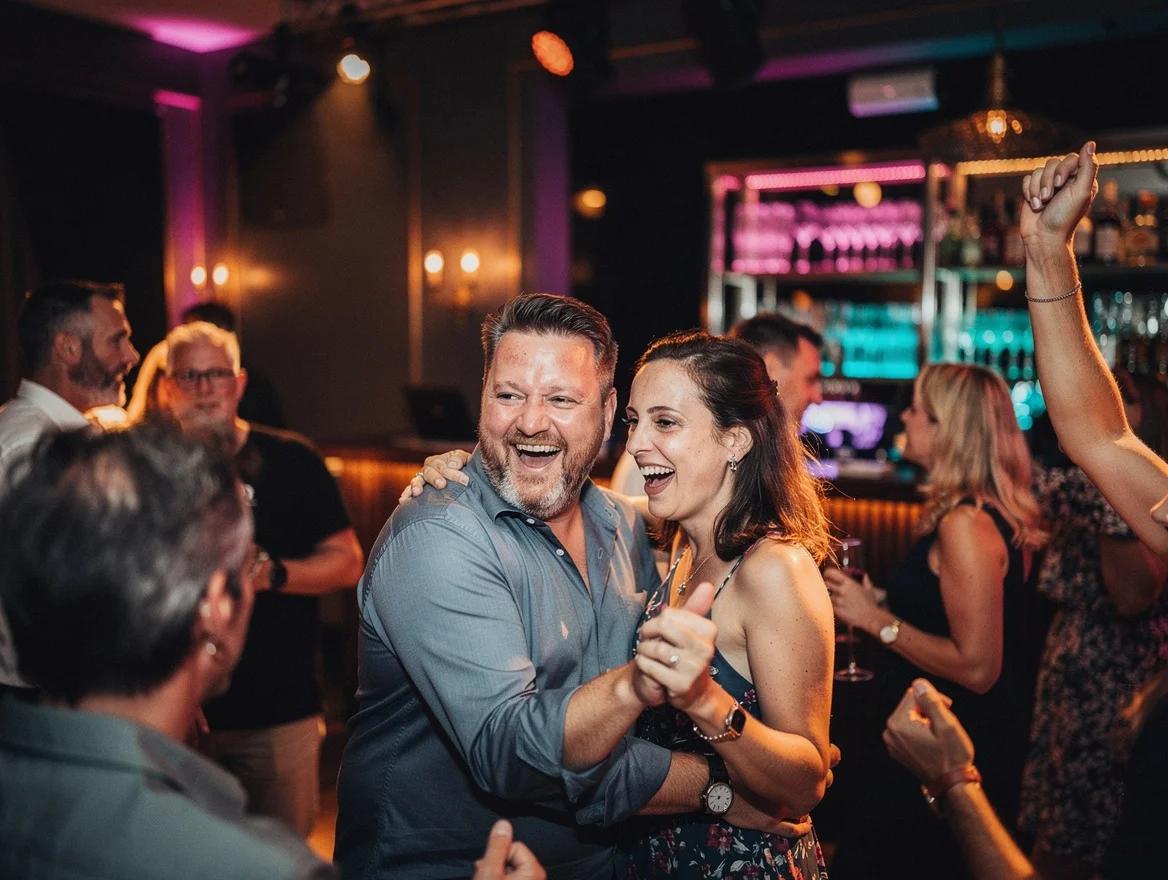 Gasten dansen uitgelaten op een feest met een DJ in Maastricht.
