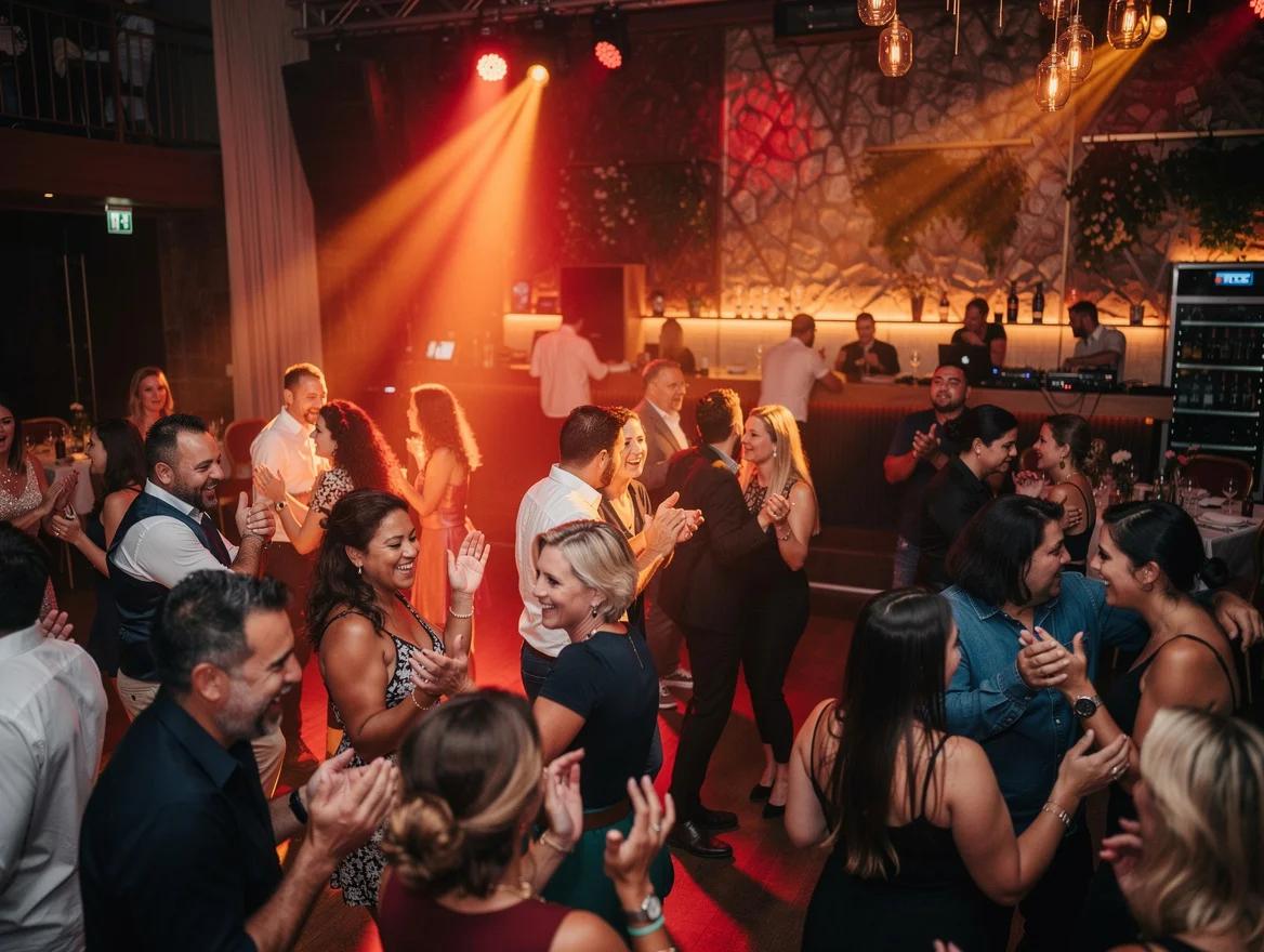 Een latin-DJ zet een volle, dansende feestvloer neer.