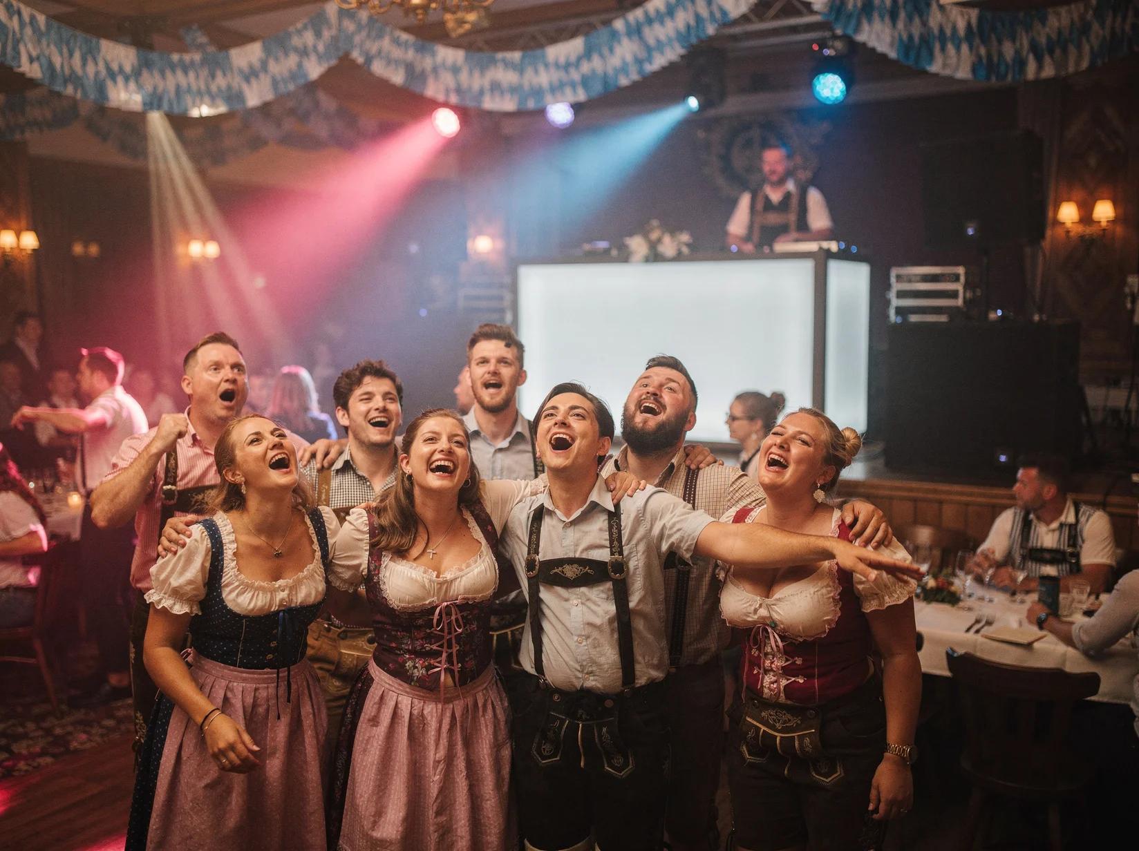 Feestgangers zingen uitbundig mee met Oktoberfest hits en schlagers tijdens een themafeest