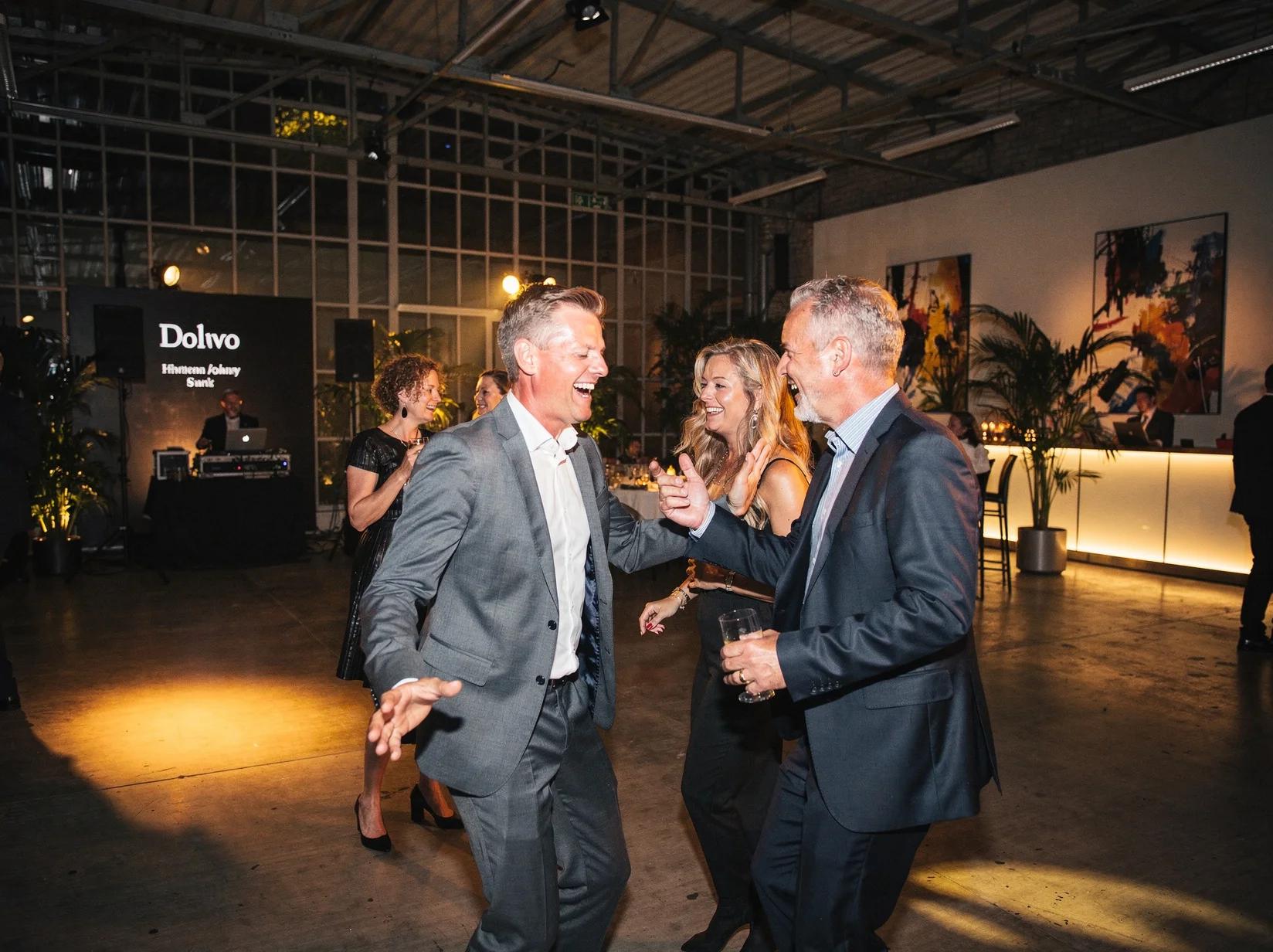 Gasten dansen uitgelaten op de energieke afterparty van een winkelopening met een DJ